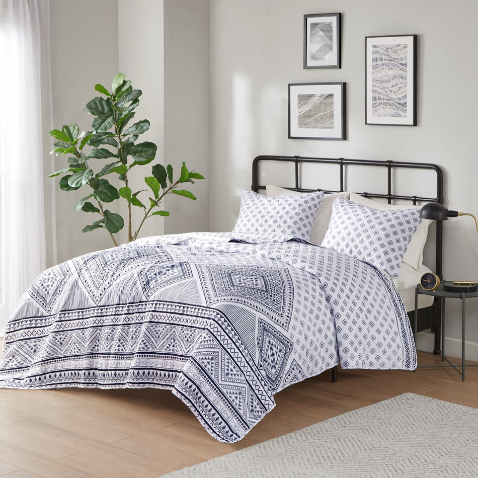 Intelligent Design Camila Reversible Quilt Set - Black / White - Twin Size / Twin XL Size