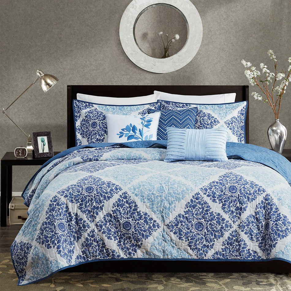 Claire 6 Piece Printed Quilt Set with Throw Pillows - Blue - King Size / Cal King Size