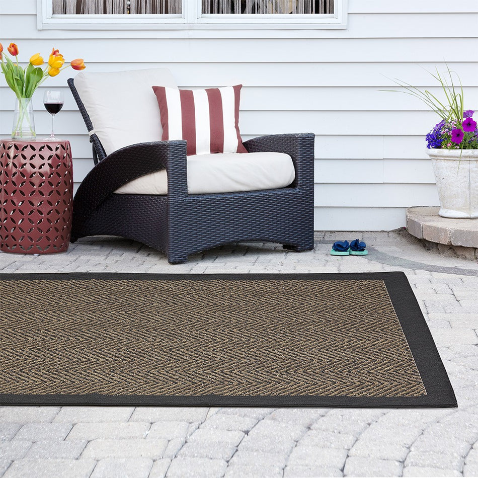 Madison Park Dover Textured Chevron Indoor/Outdoor Rug - Natural / Black - 8x10'