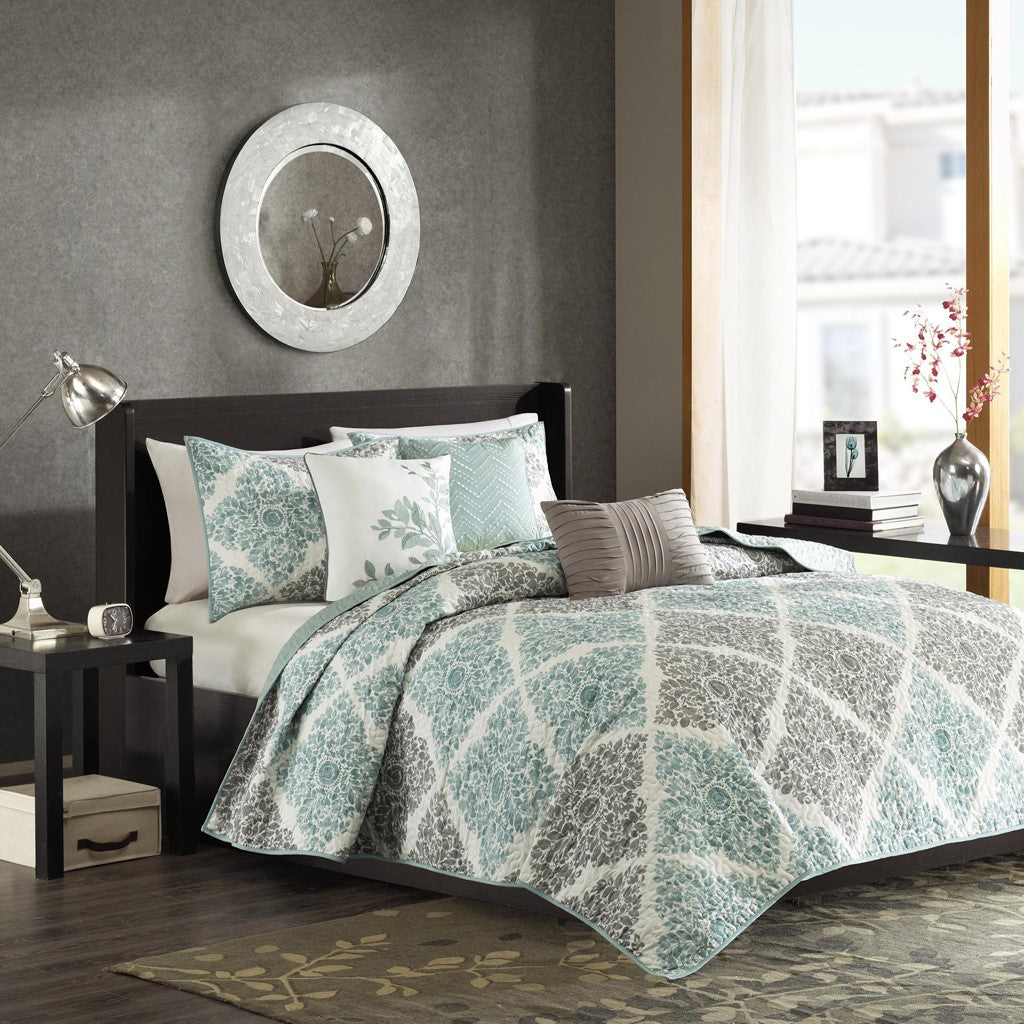 Madison Park Claire 6 Piece Printed Quilt Set with Throw Pillows - Aqua - King Size / Cal King Size