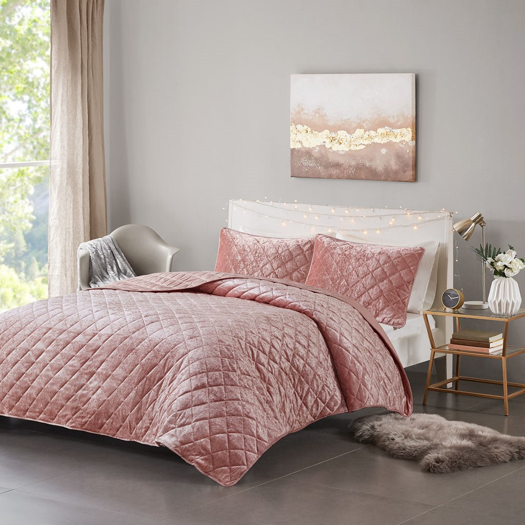 Intelligent Design Felicia Velvet Quilt Set - Blush - Twin Size / Twin XL Size